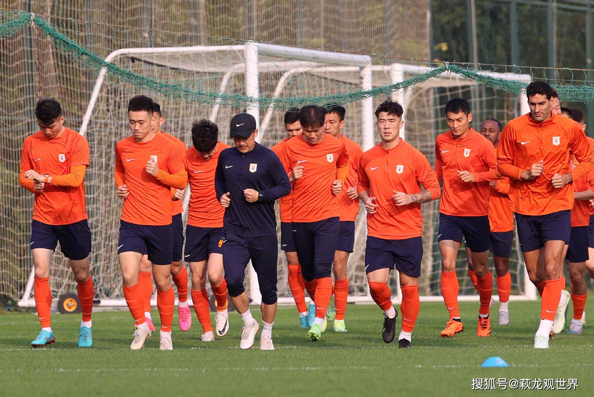 本赛季至今，凯恩各项赛事直接参与32球，领跑五大联赛直接参与进球榜单。