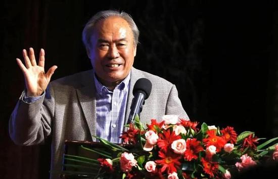 第26分钟，罗伊斯禁区内胸部停球，随即起脚拱门，多纳鲁马反应迅速将球扑出。